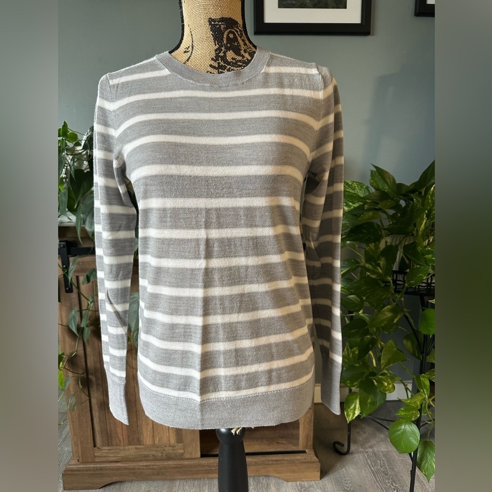 Banana Republic lightweight 100% Merino Wool sweater. NWOT.